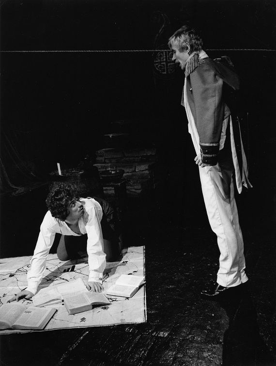 File:Owen – Jaan Rekkor, Yolland – Margus Oopkaup.  Frieli „Tõlkijad” Pärnu teatris (1984, lav Priit Pedajas)..jpg
